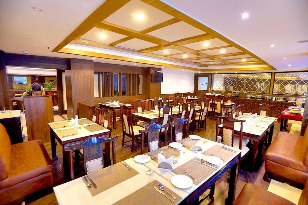 Bluemont Beacon Hotel New Delhi Гургаон Экстерьер фото